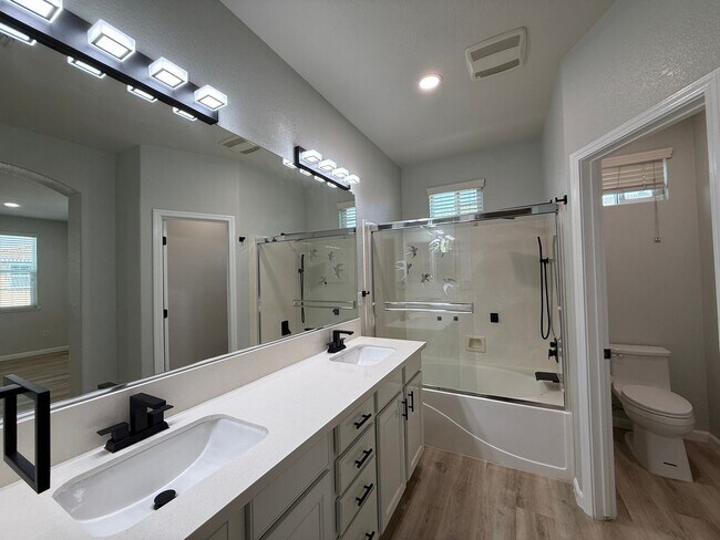 Building Photo - Lovely Laguna Pointe Condo!