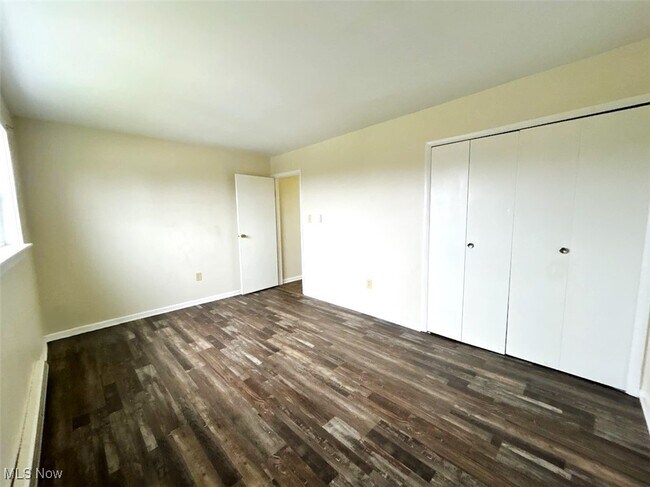 Building Photo - 405 Colonial Dr