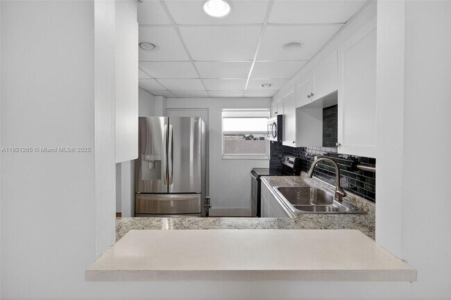 Building Photo - 1331 Lincoln Rd