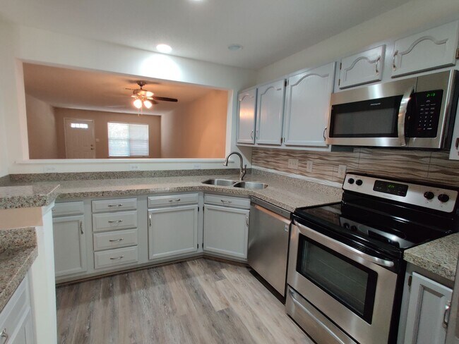 Building Photo - Townhome in Ballyntyne