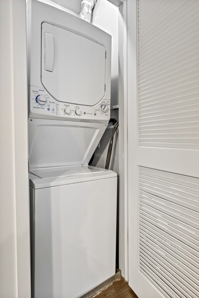 Building Photo - 5411 N Winthrop Ave