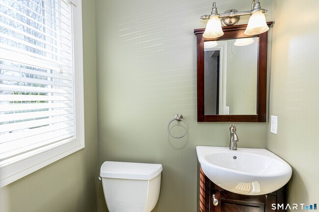 Building Photo - 186 School St