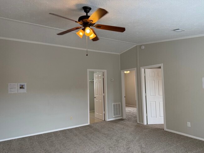 Building Photo - Cute property...