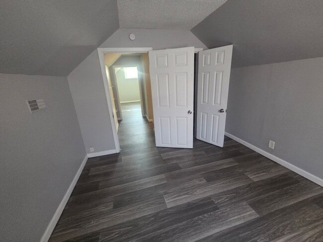 Building Photo - 4 Bed 1 Bath - NEW TO MARKET