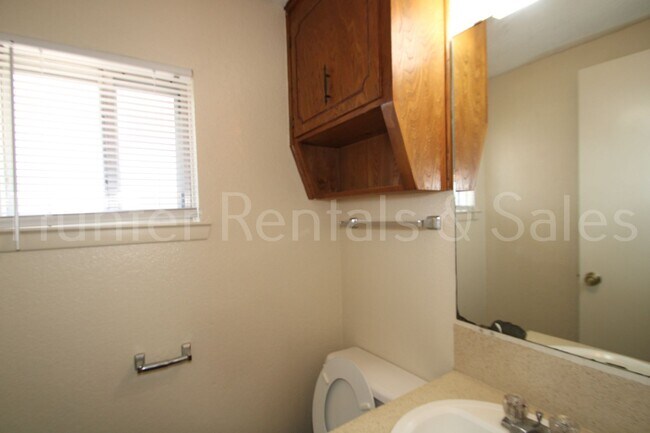 Building Photo - Charming Two-Bedroom Townhome with Fireplace