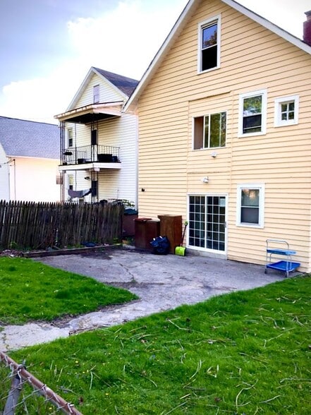 Building Photo - 50 Pinewood Ave