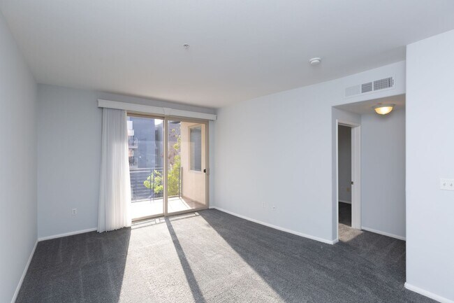 Building Photo - AMAZING 2/2 MARINA DISTRICT CONDO WITH 2 A...