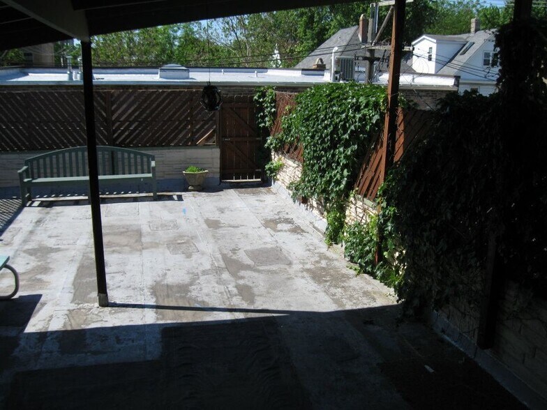 Patio - 1415 W Devon Ave