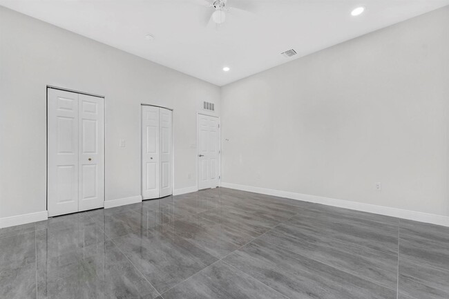 Building Photo - 5250 SW 18th St