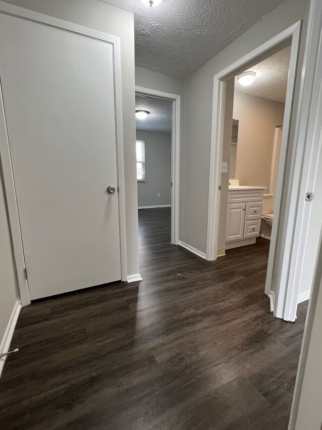 Building Photo - Updated 2 Bedroom 1.5 Bathroom Condo with ...