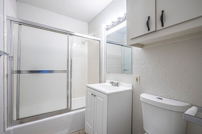 Building Photo - Updated 3 Bed - 1 Bath in Bethany!