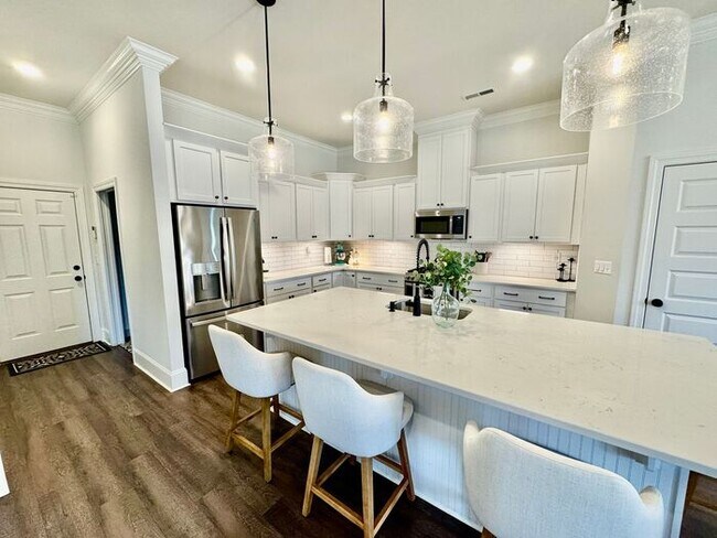 Building Photo - Pre-lease today for a late May move in