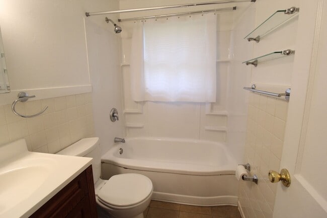 Building Photo - 2 Bedroom 1 Bath Home In Overland Park Kansas