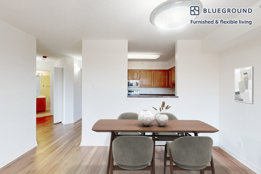 Building Photo - 2251 Pimmit Dr