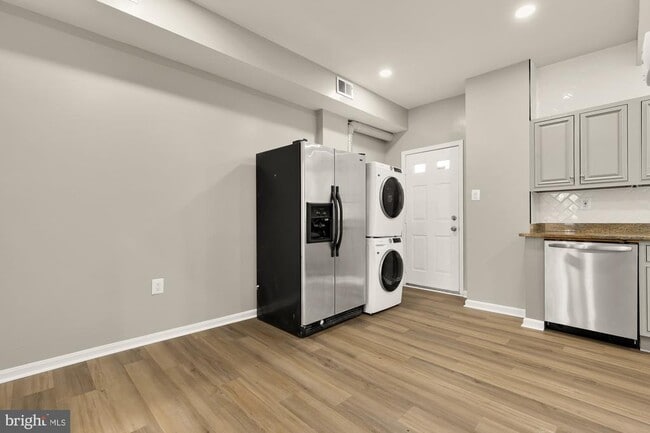 Building Photo - 1033 5th St NE