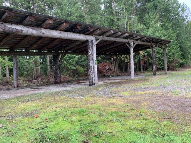 Building Photo - **Daisey King **