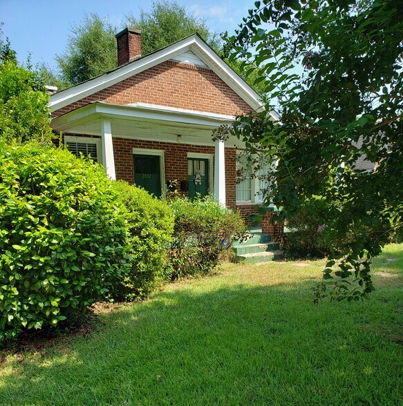 Entrance view - 2800 Grace St