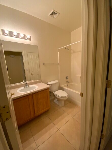Building Photo - 3853 N Forest Park Dr