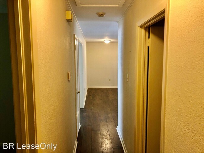 Building Photo - 3 br, 1.5 bath House - 8321 N. Essen Heights