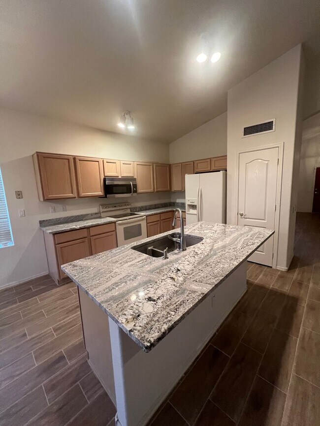 Building Photo - CATALINA FOOTHILLS 3 BEDROOM 2 BATH WITH DEN NEAR SABINO CANYON