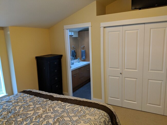 Building Photo - Ballard Townhouse