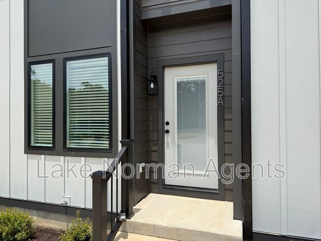 Building Photo - 525 Dellwood Dr