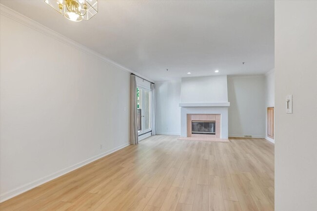 Building Photo - Spacious Townhome in Palo Alto