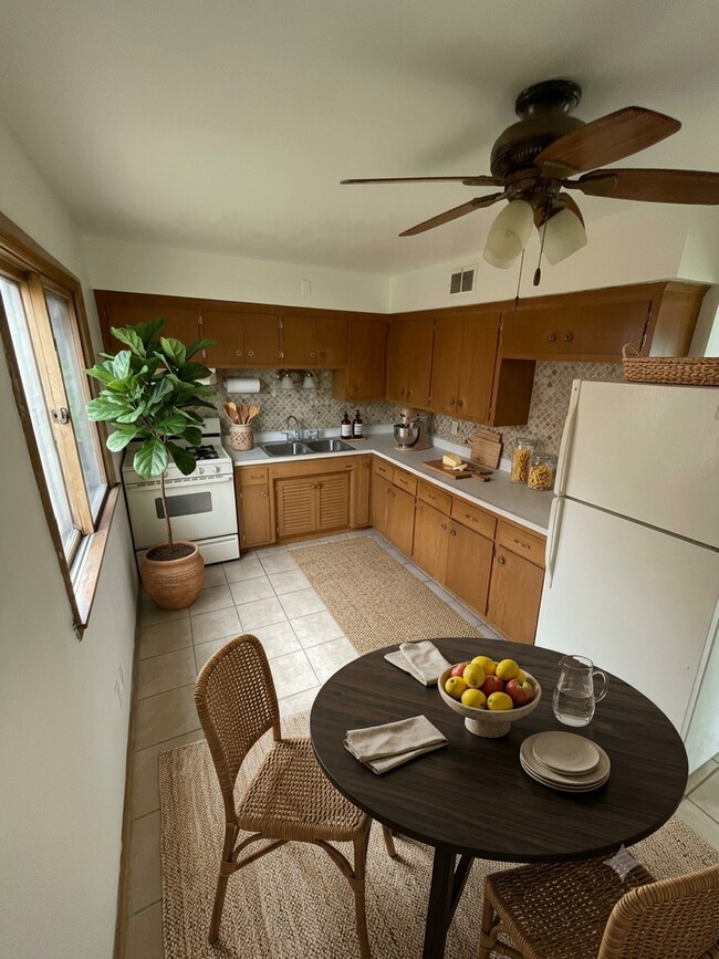 Building Photo - Charming & Bright 2-Bedroom Apartment in Milwaukee's Fairview Neighborhood!