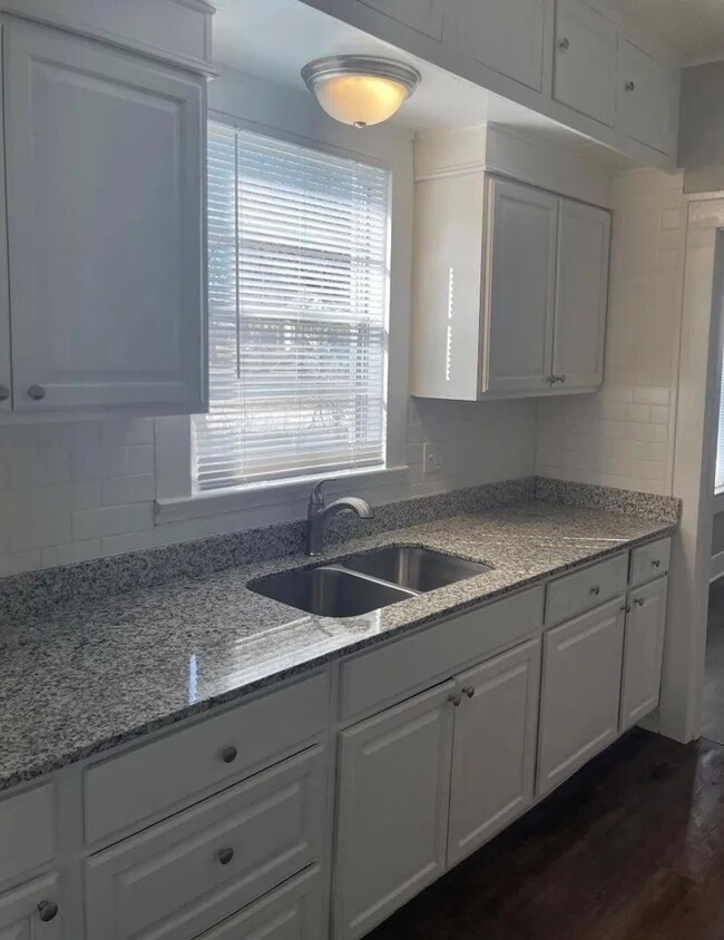 Building Photo - 2246 Simpson St