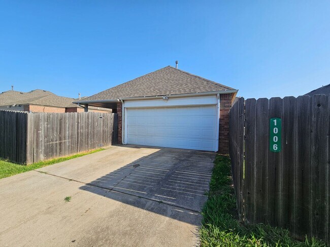 Building Photo - (4) Bed/(3) Bath in Moore with Storm Shelter! Avail NOW!!