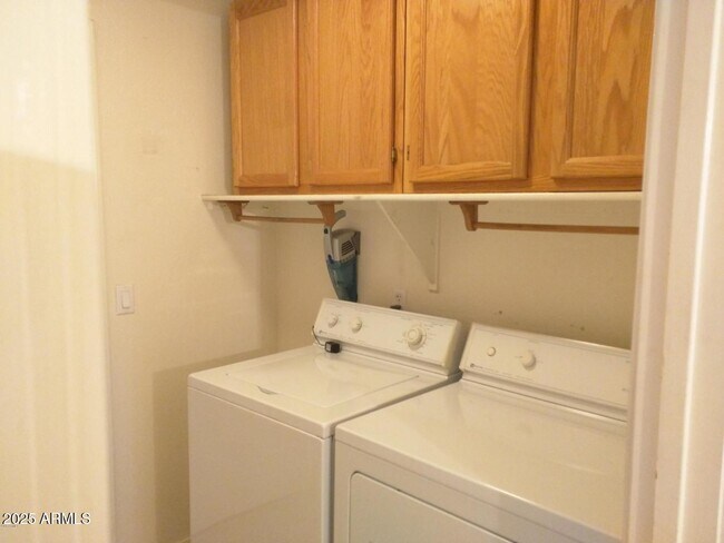 Building Photo - 1924 W Mockingbird Dr