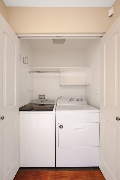 Building Photo - 985 N Michillinda Ave