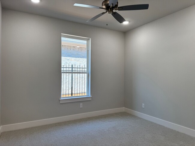 Building Photo - 9256 Villas Ct
