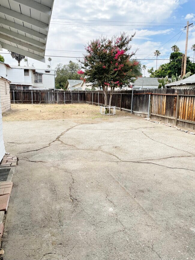 Building Photo - 155 S Grand Oaks Ave