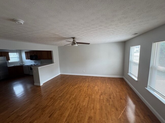 Building Photo - Immaculate End Unit Townhouse