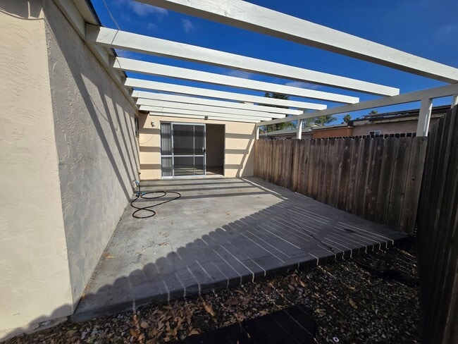 Building Photo - Spacious 4 Bedroom Home with 2-Car Garage & Large Living Areas