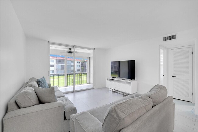 Building Photo - 8911 S Hollybrook Blvd