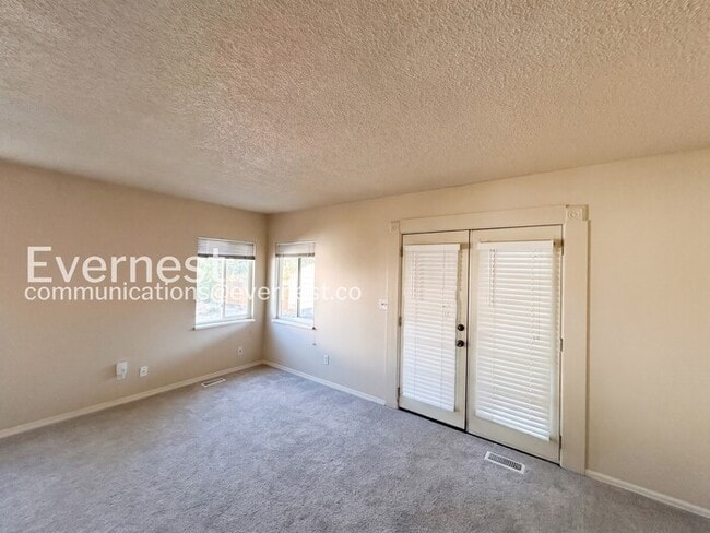 Building Photo - 4 Bed/2 Bath Home with Fenced Yard / Voucher Accepted / Available Now!