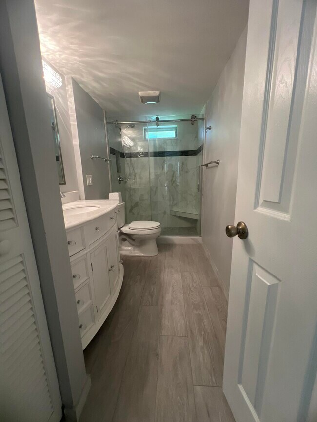 Building Photo - 2615 NE 3rd Ct