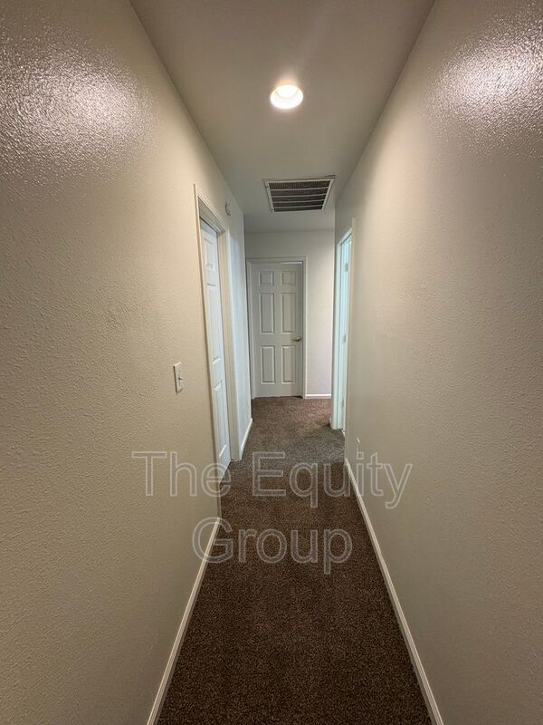 Building Photo - 723 N Simon St