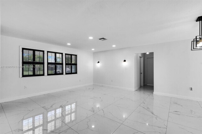 Building Photo - 8440 NW 11th Ct