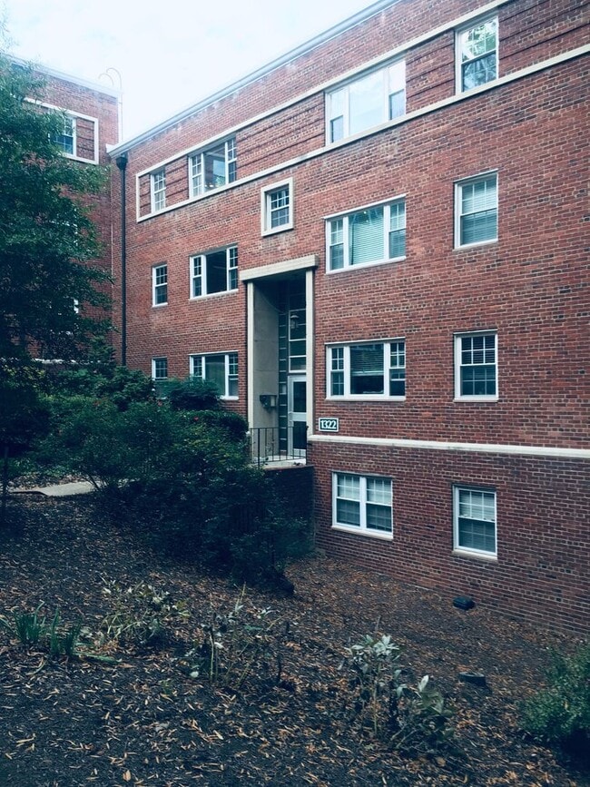 Building Photo - Exceptional Location 1 Bedroom 1 Bathroom Condo Newly remodeled