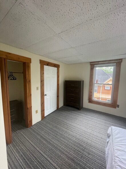 Building Photo - 86 Elm St