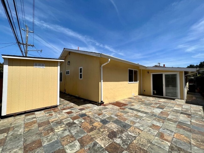 Building Photo - Updated 3-Bed / 2-Bath Single-Family Home!