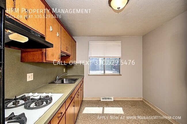 Building Photo - 842 S Green Rd