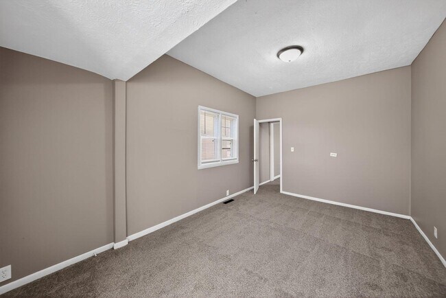 Building Photo - 2117 6th Ave