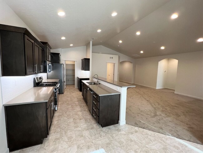 Building Photo - Beautiful, 3 bed 2 bath home close to lake...