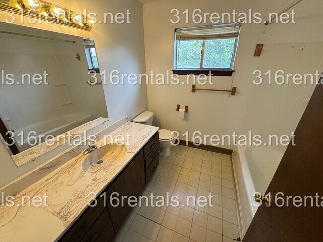 Primary Photo - $850- 2 bed 1 bath - Townhomes