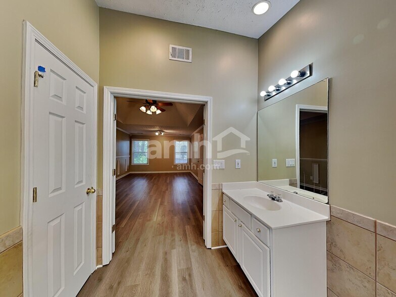 Building Photo - 875 Clairidge Ln