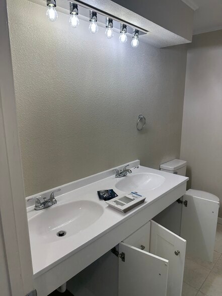 Building Photo - 6 Trailwood Ct